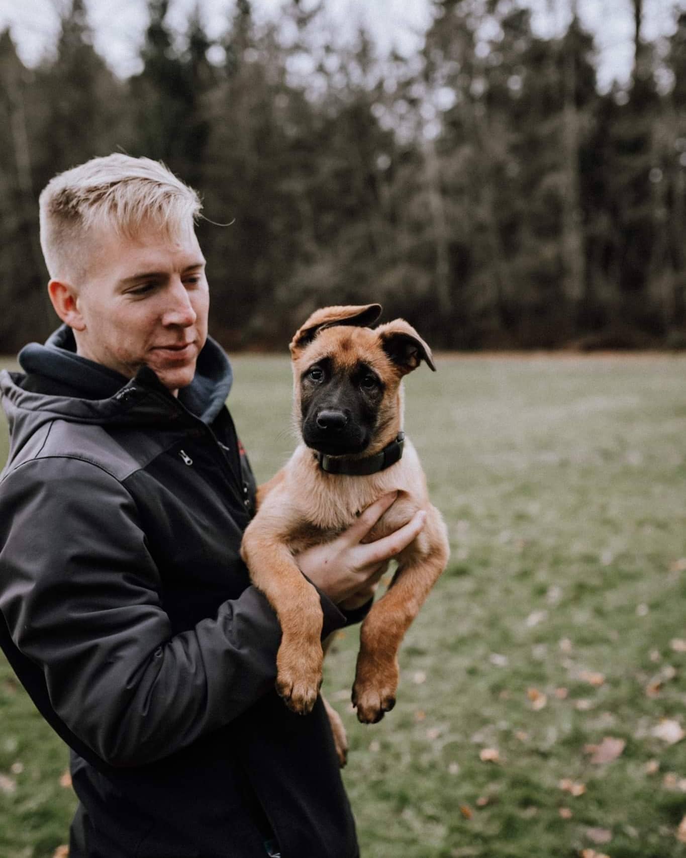 dog trainer Dane Seidlitz with malinois puppy